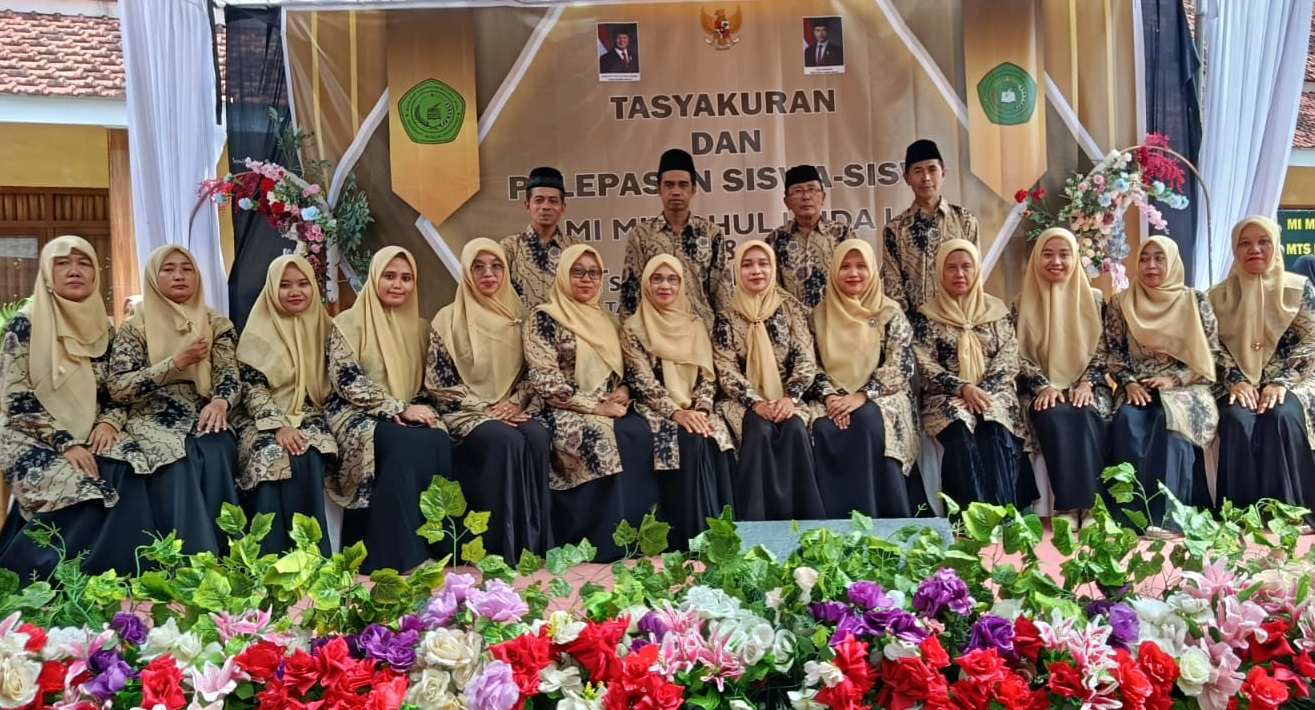 Gedung Madrasah Ibtidaiyah dengan suasana cerah dan hijau